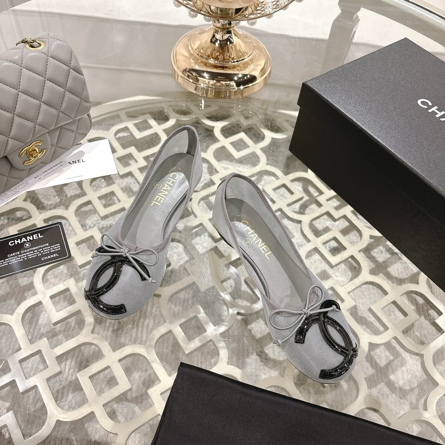 👟👟Ex-factory price 520👟👟 Mesh [purchase-level quality] CHANEL Xiaoxiang 25/A new summer bow-tie shoes 💃 This pair of "dancing shoes" is really breathtakingly beautiful! Made of cowhide fabric + exquisite electric embroidery, every detail exudes a sense of high-end ~ classic bow design, Italian genuine leather sole, comfortable and elegant on the feet, a perfect must-have for fairies!  🌟 All counters are from the same source! All materials are customized according to the original 1:1, and are developed and patterned from genuine products. The quality is absolutely assured ~ a classic that must be bought every year, a versatile artifact that looks great whether paired with skirts or jeans!  💖 The perfect finishing touch for summer outfits, sisters, just do it! 👉 Fabric: Imported sheepskin Lining: Imported sheepskin Outsole: Private molded outsole Size: 35-40